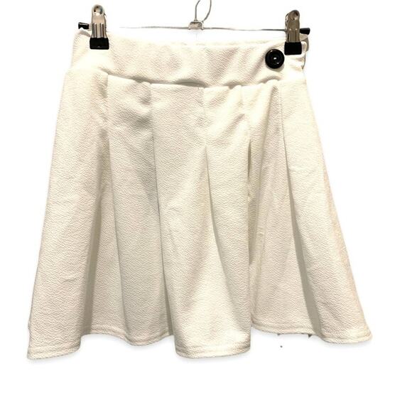 Pretty little thing white pleated mini side split tennis skirt. Size is US 4 - Picture 3 of 10
